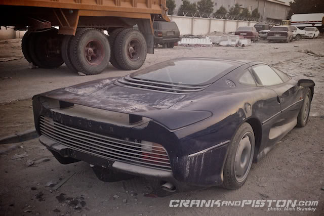 Jaguar-XJ220-neglected-4.jpg