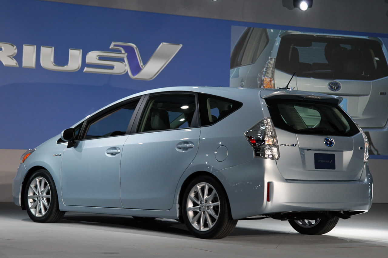 2012 Toyota Prius V surpasses Japanese tsunami aftermath | Automotor ...
