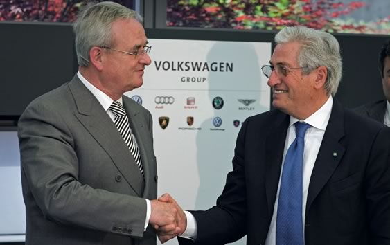 Martin Winterkorn shaking hands with founder Giorgetto Giugiaro