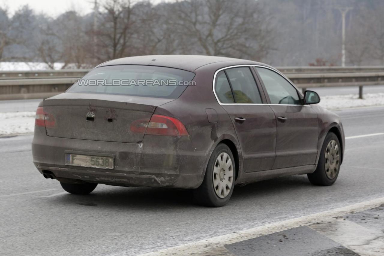 Skoda Superb facelift spied-