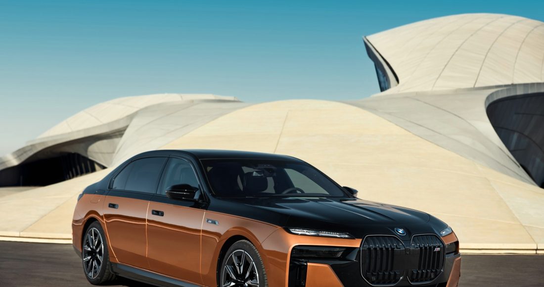 BMW i7 M70 Electric Luxury Sedan (2)