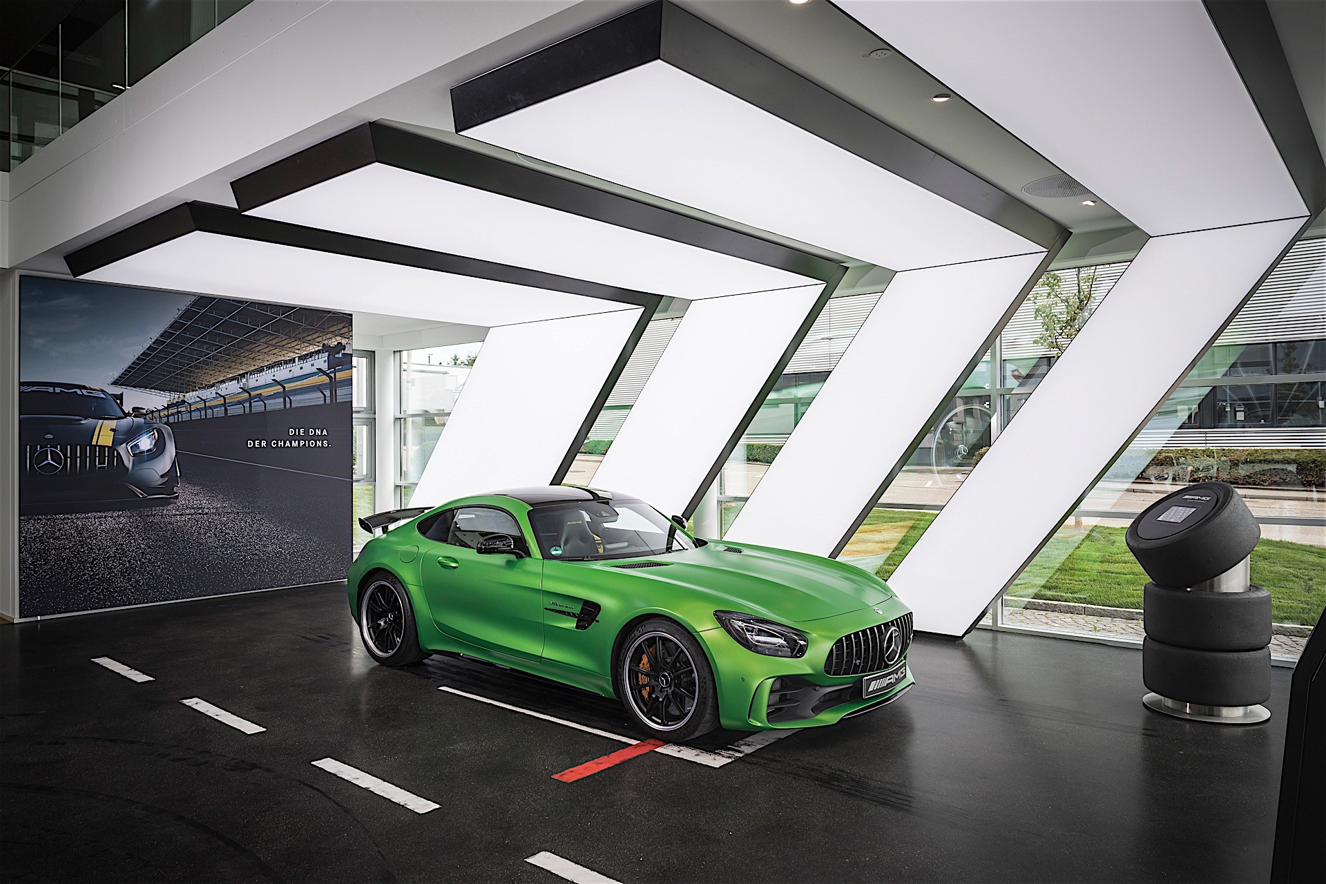 Mercedes Showroom (7)
