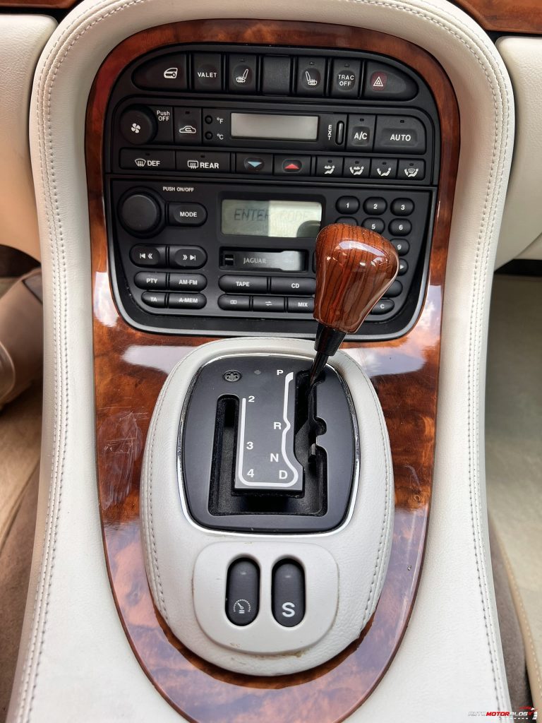 1998 Jaguar XJ Sovereign Gold 4.0 V8 (49)
