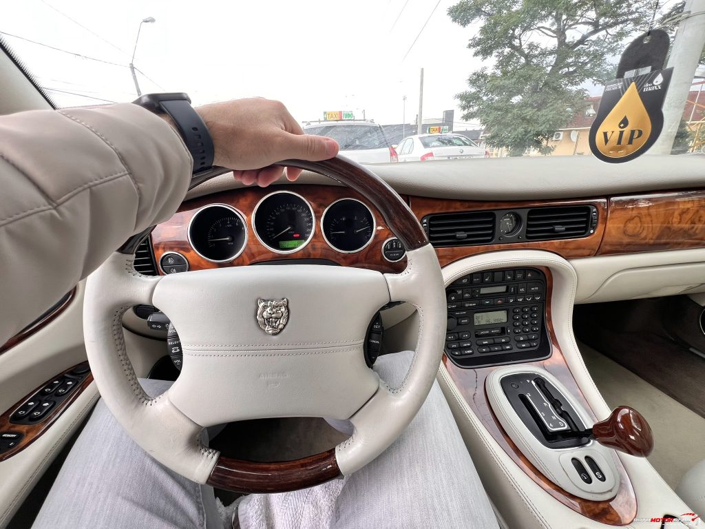 1998 Jaguar XJ Sovereign Gold 4.0 V8 Driving