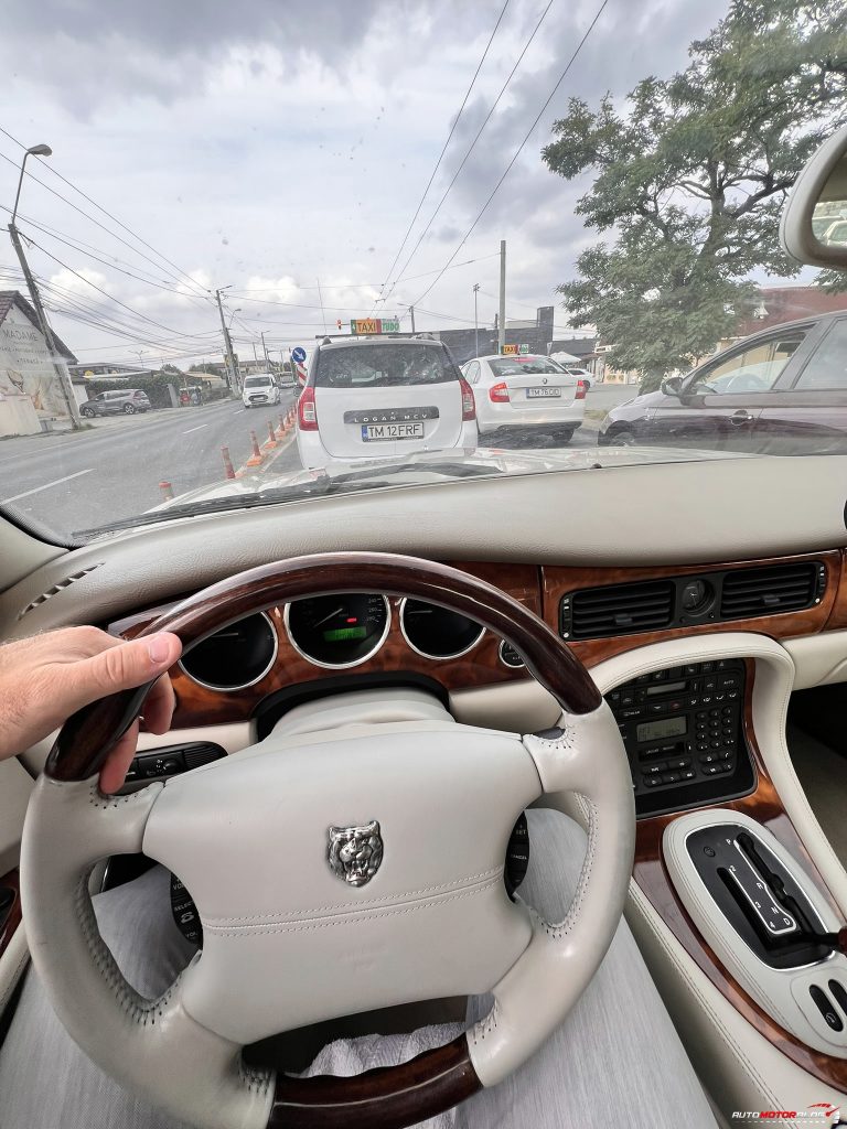 1998 Jaguar XJ Sovereign Gold 4.0 V8 Driving 2
