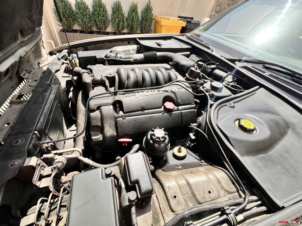 1998 Jaguar XJ Sovereign Gold 4.0 V8 Engine Bay