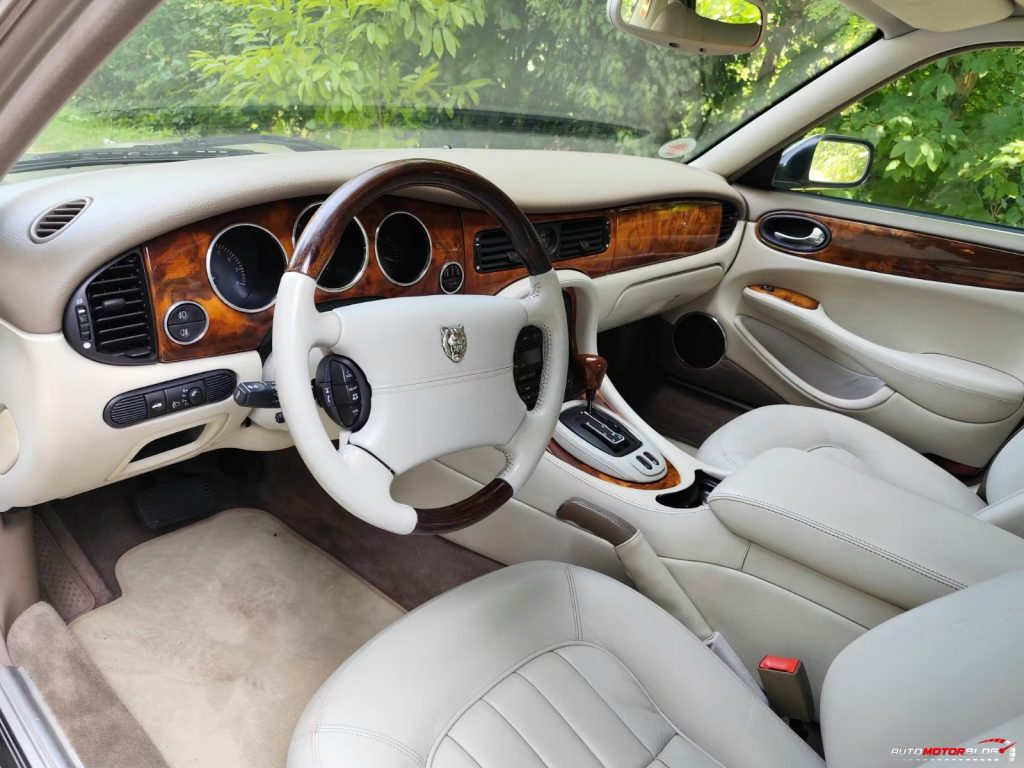 1998 Jaguar XJ Sovereign Gold 4.0 V8 Interior (1)