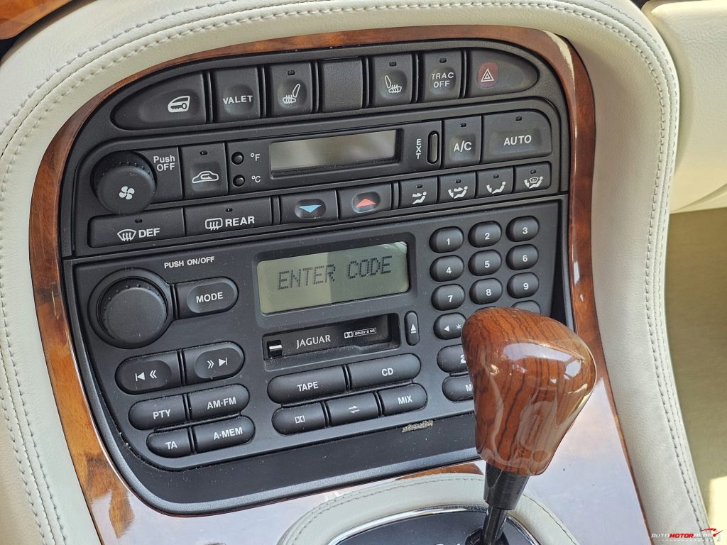 1998 Jaguar XJ Sovereign Gold 4.0 V8 Interior (10)