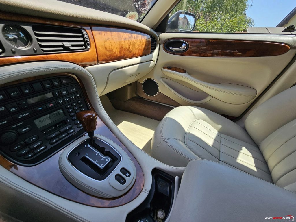 1998 Jaguar XJ Sovereign Gold 4.0 V8 Interior (11)