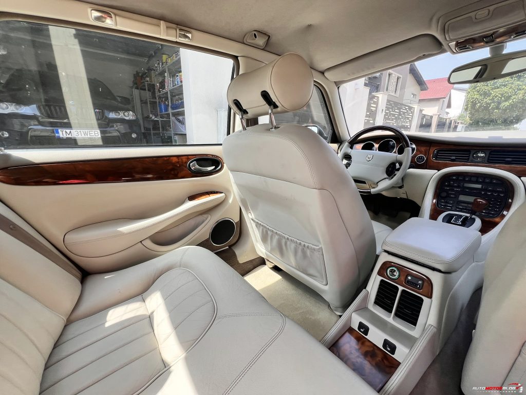 1998 Jaguar XJ Sovereign Gold 4.0 V8 Interior (14)