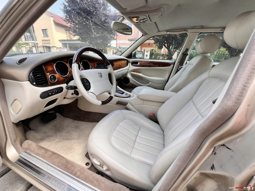 1998 Jaguar XJ Sovereign Gold 4.0 V8 Interior (17)