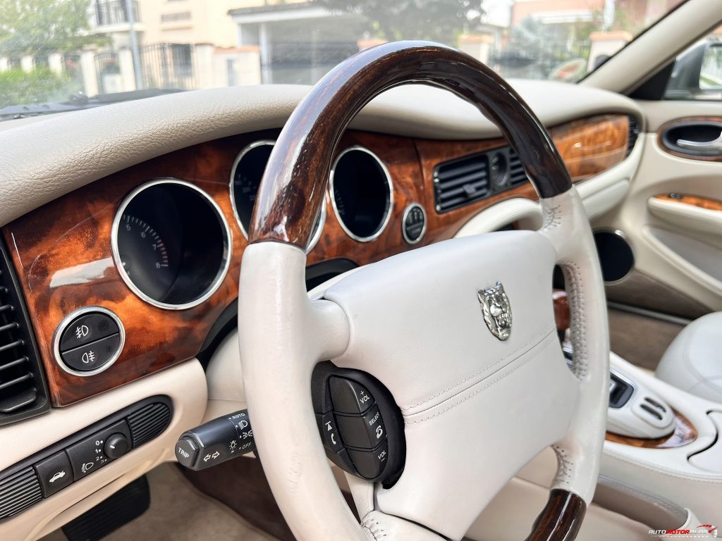 1998 Jaguar XJ Sovereign Gold 4.0 V8 Interior (18)