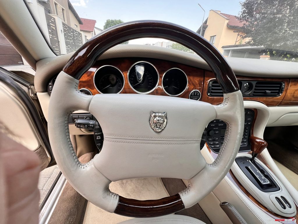 1998 Jaguar XJ Sovereign Gold 4.0 V8 Interior (19)