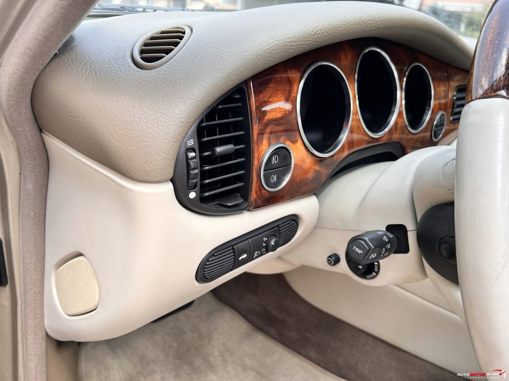 1998 Jaguar XJ Sovereign Gold 4.0 V8 Interior (20)
