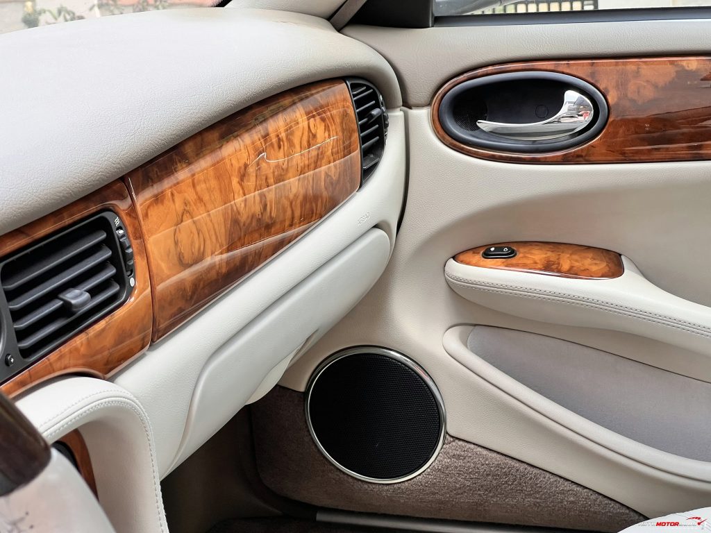 1998 Jaguar XJ Sovereign Gold 4.0 V8 Interior (21)