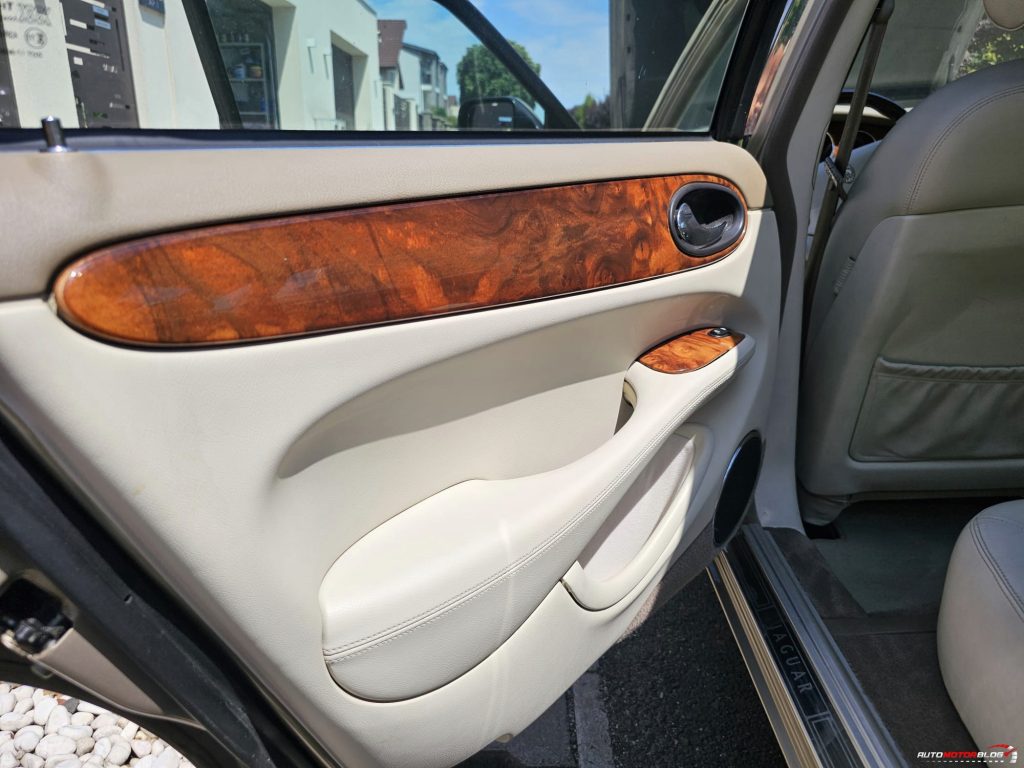 1998 Jaguar XJ Sovereign Gold 4.0 V8 Interior (4)