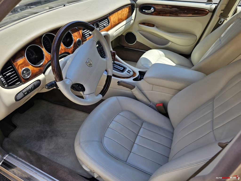 1998 Jaguar XJ Sovereign Gold 4.0 V8 Interior (5)