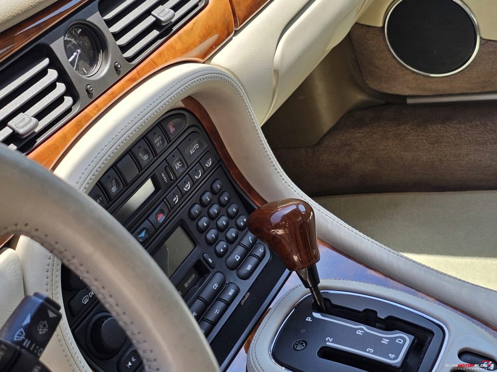 1998 Jaguar XJ Sovereign Gold 4.0 V8 Interior (6)