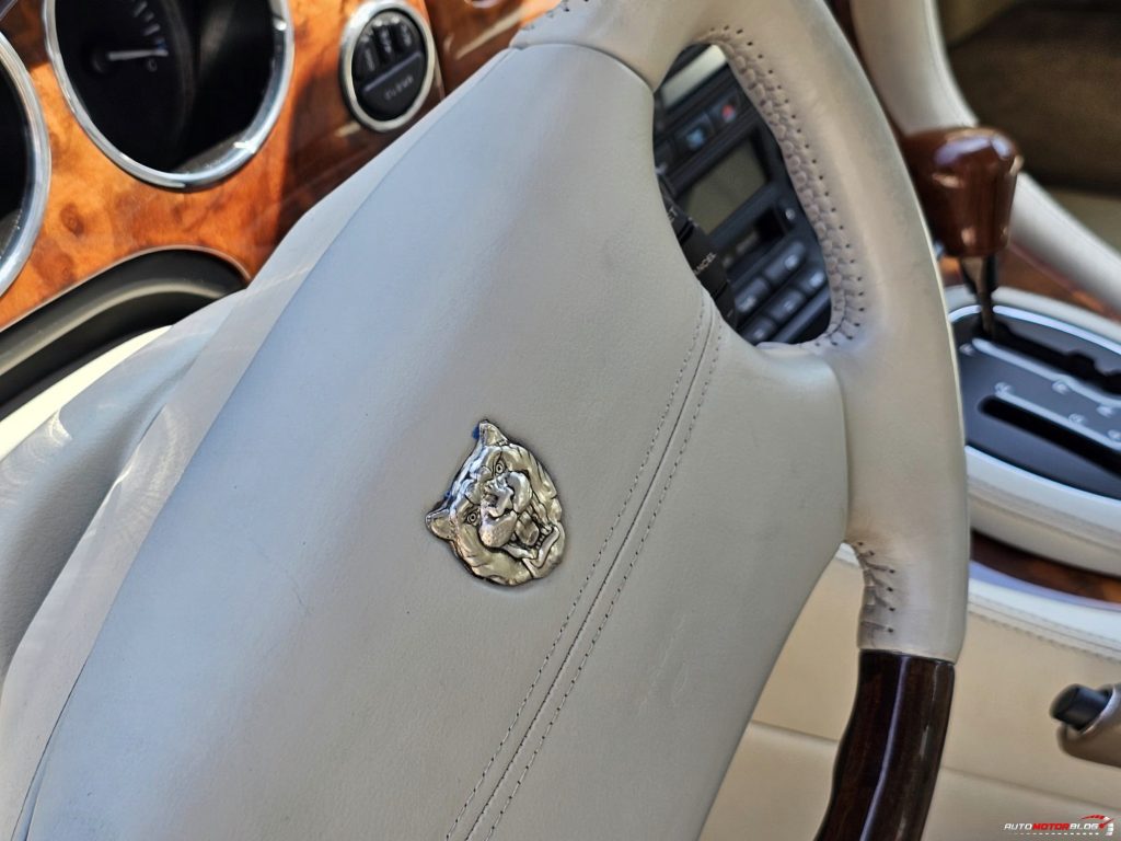 1998 Jaguar XJ Sovereign Gold 4.0 V8 Interior (7)