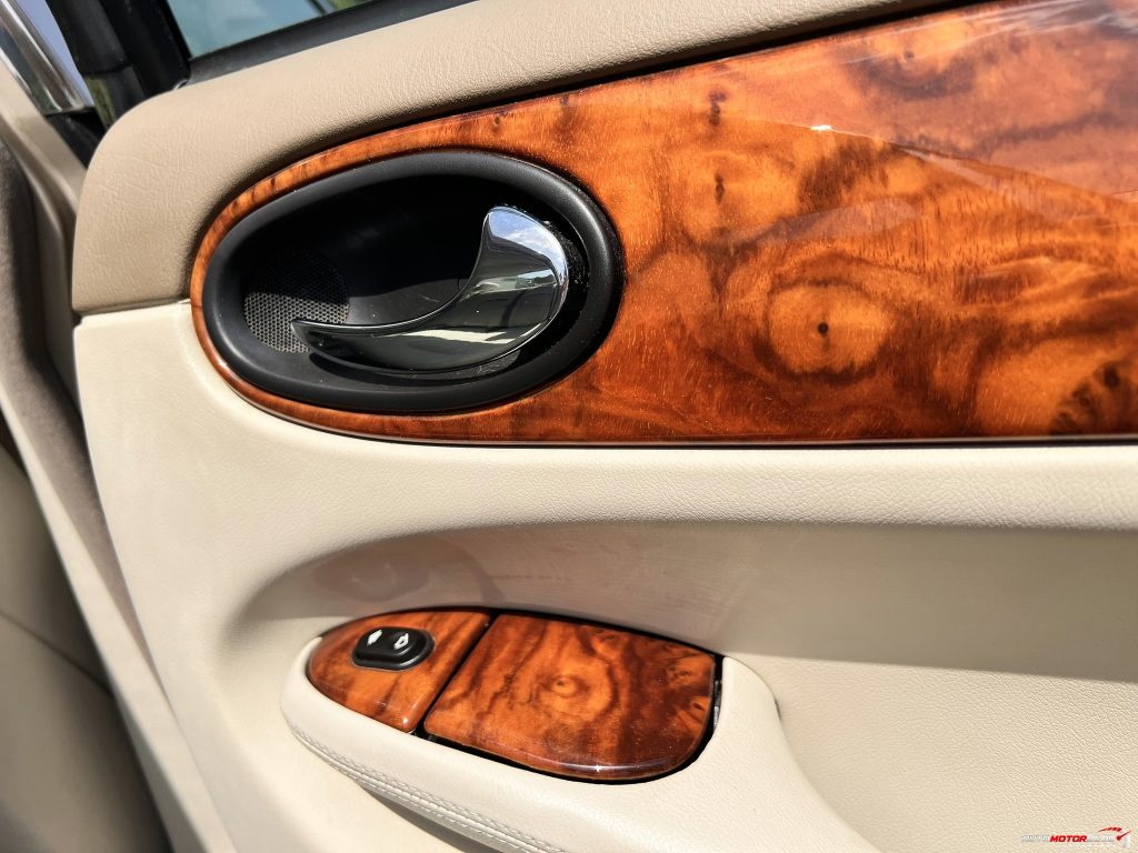 1998 Jaguar XJ Sovereign Gold 4.0 V8 Interior (8)