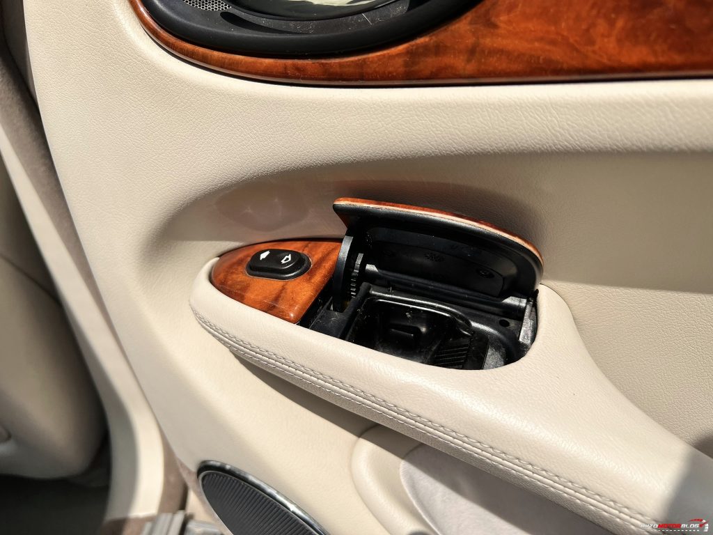 1998 Jaguar XJ Sovereign Gold 4.0 V8 Interior (9)