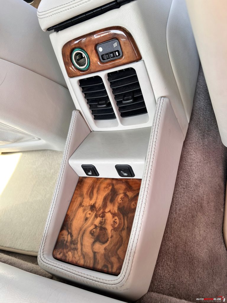 1998 Jaguar XJ Sovereign Gold 4.0 V8 Interior Backseat Heating, Airconditioning vents and wood table