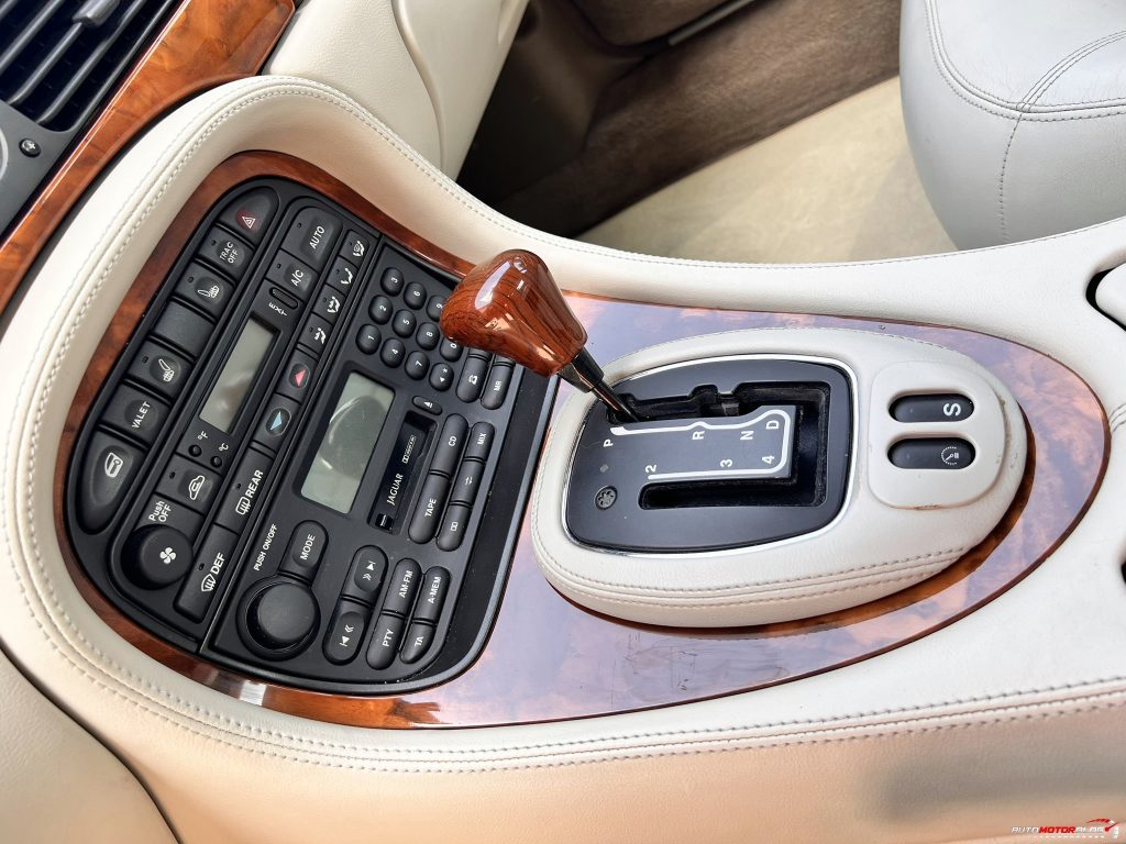 1998 Jaguar XJ Sovereign Gold 4.0 V8 Interior Central Console