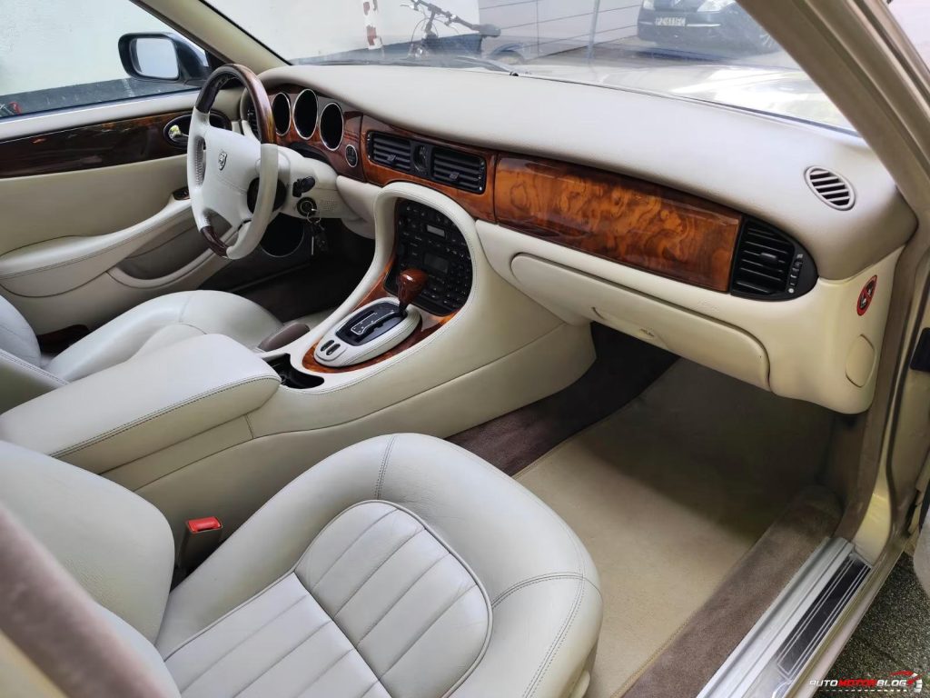 1998 Jaguar XJ Sovereign Gold 4.0 V8 Interior Ivory Leather