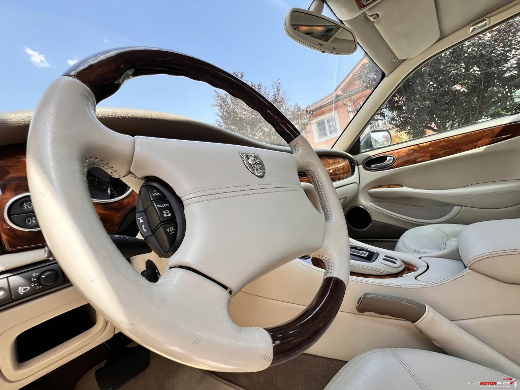 1998 Jaguar XJ Sovereign Gold 4.0 V8 Steering Wheel
