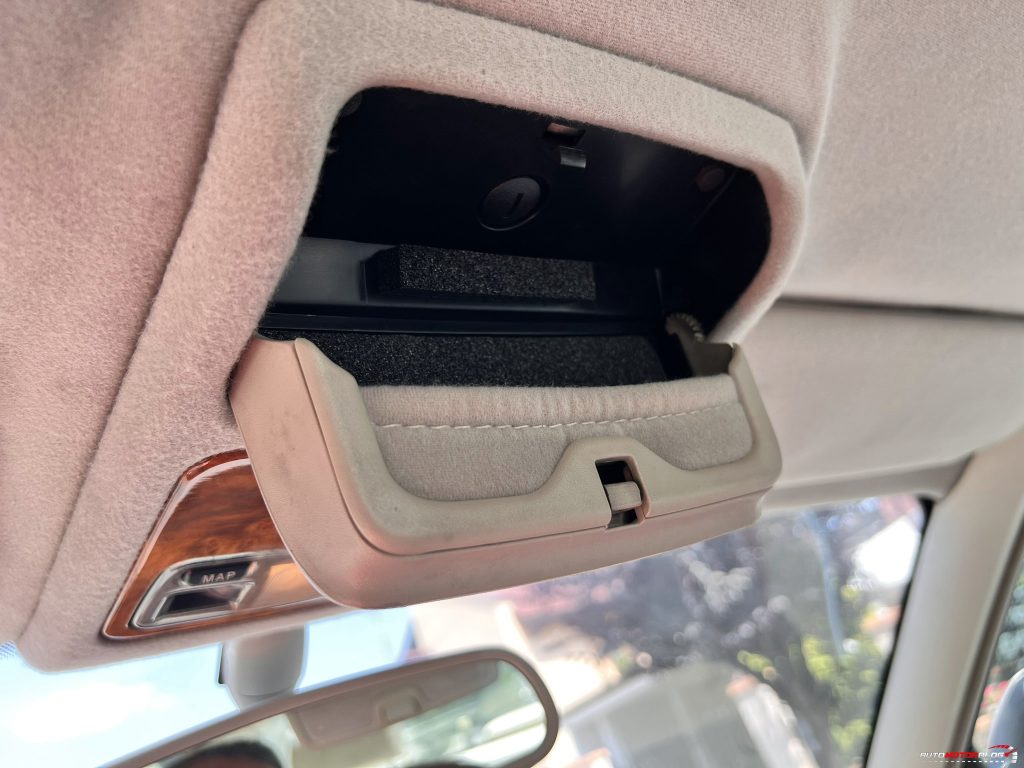 1998 Jaguar XJ Sovereign Gold 4.0 V8 Sunglasses support