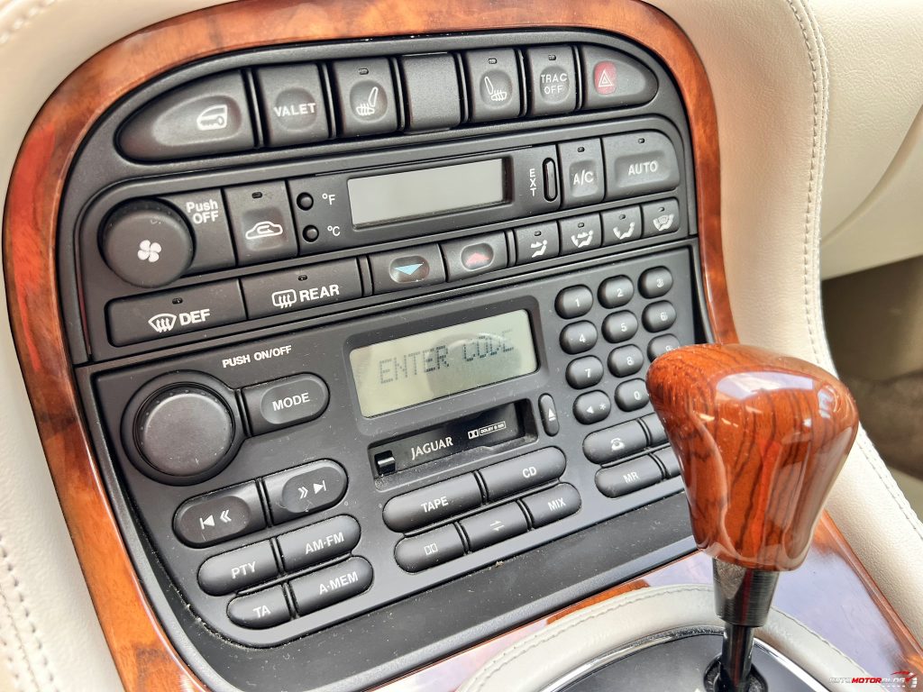 1998 Jaguar XJ Sovereign Gold 4.0 V8 on board controls