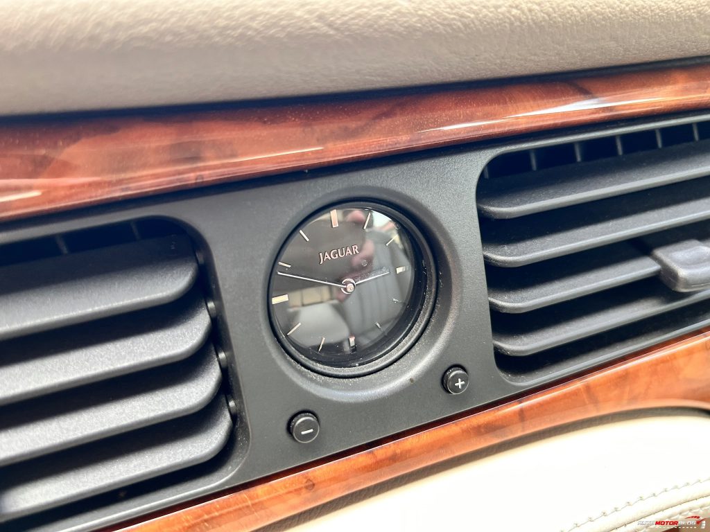 1998 Jaguar XJ Sovereign Interior Clock