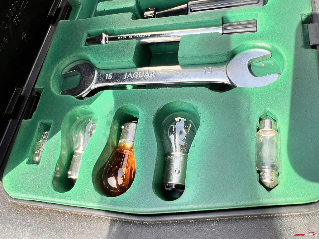 1998 Jaguar XJ Sovereign Jaguar tools kit