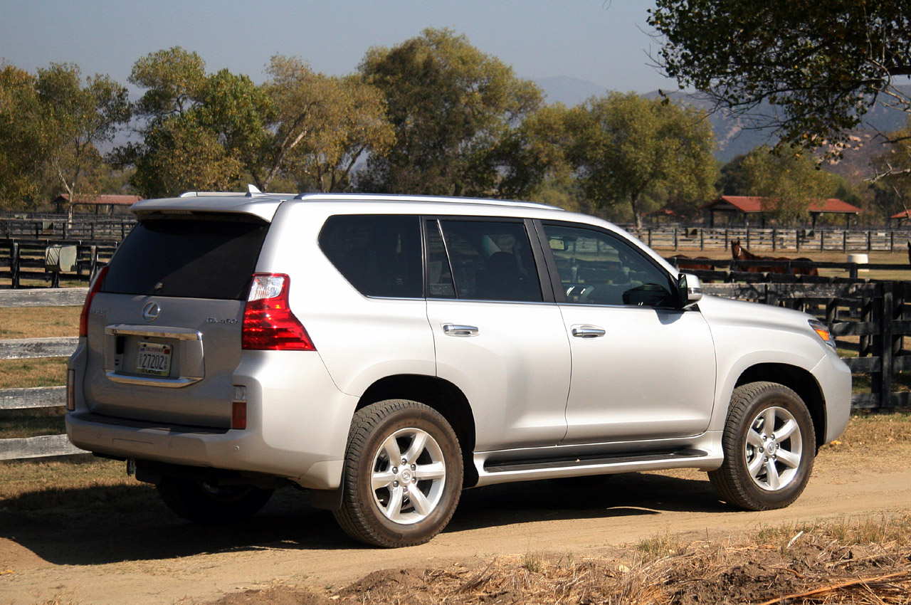 Toyota land cruiser prado 2021. Toyota land cruiser 2018. Ленд крузер 200 переделка в лексус 570. Lexus gx 460 и прадо. Прадо 460.