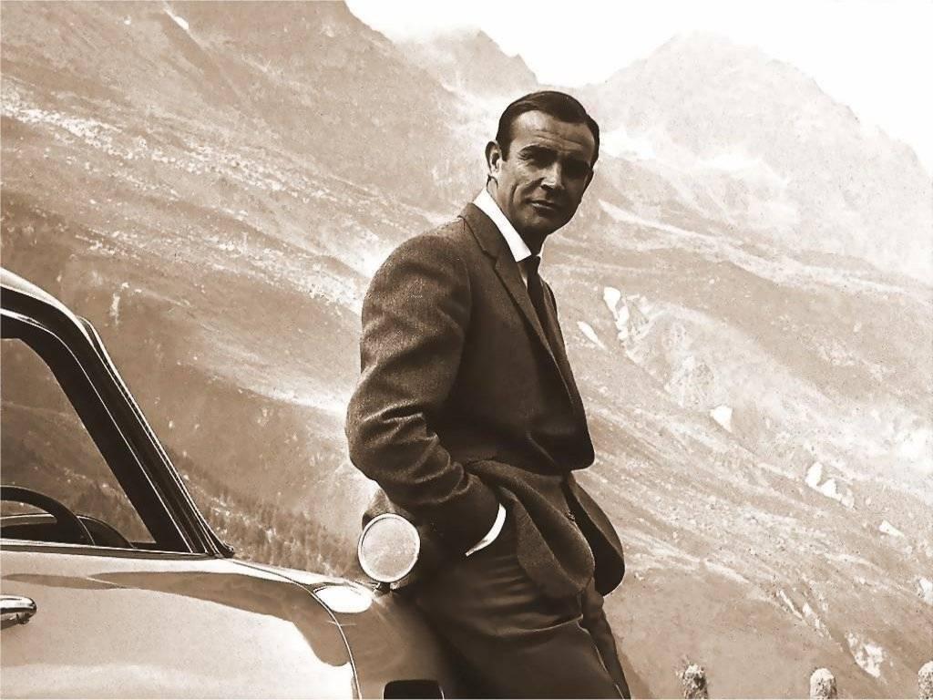 Sean Connery leaning against the DB5