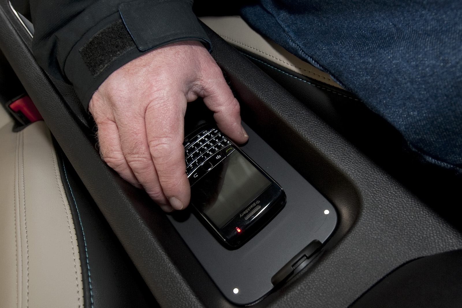 Тайник в авто. Контрабанда сигарет в авто. Где в машине можно спрятать телефон от жены. Потайные места в автомобиле. Тайник в авто.