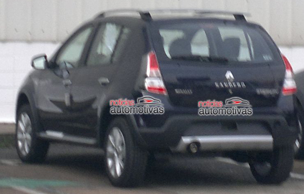 Dacia Sandero facelift spied