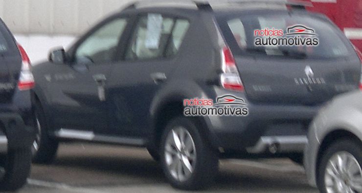 Dacia Sandero facelift spied