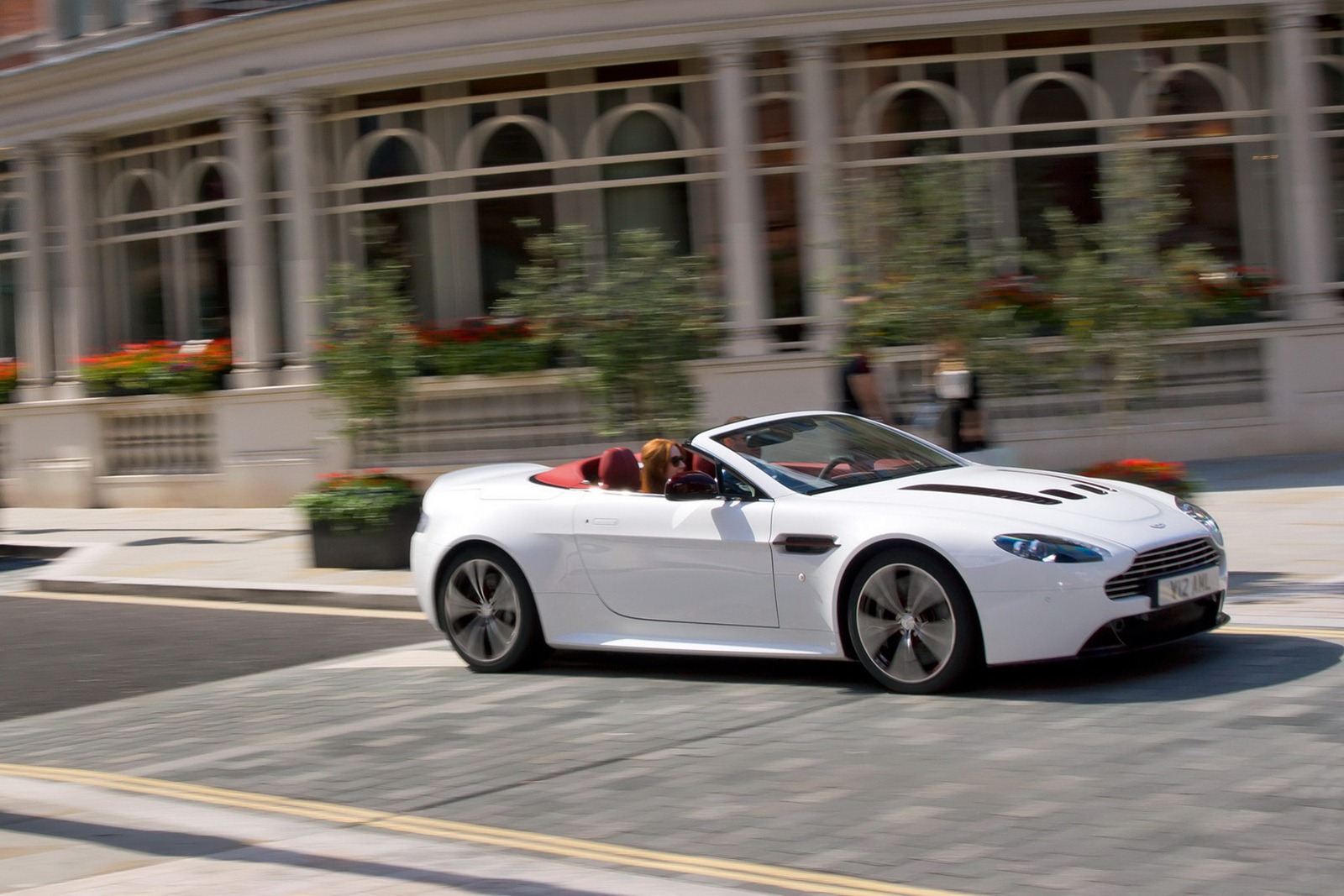 Aston Martin V12 Vantage Roadster