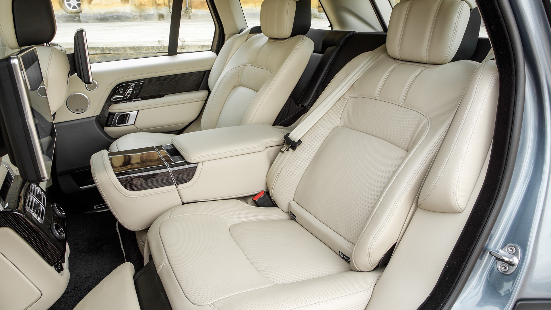 Range Rover Velar салон сзади