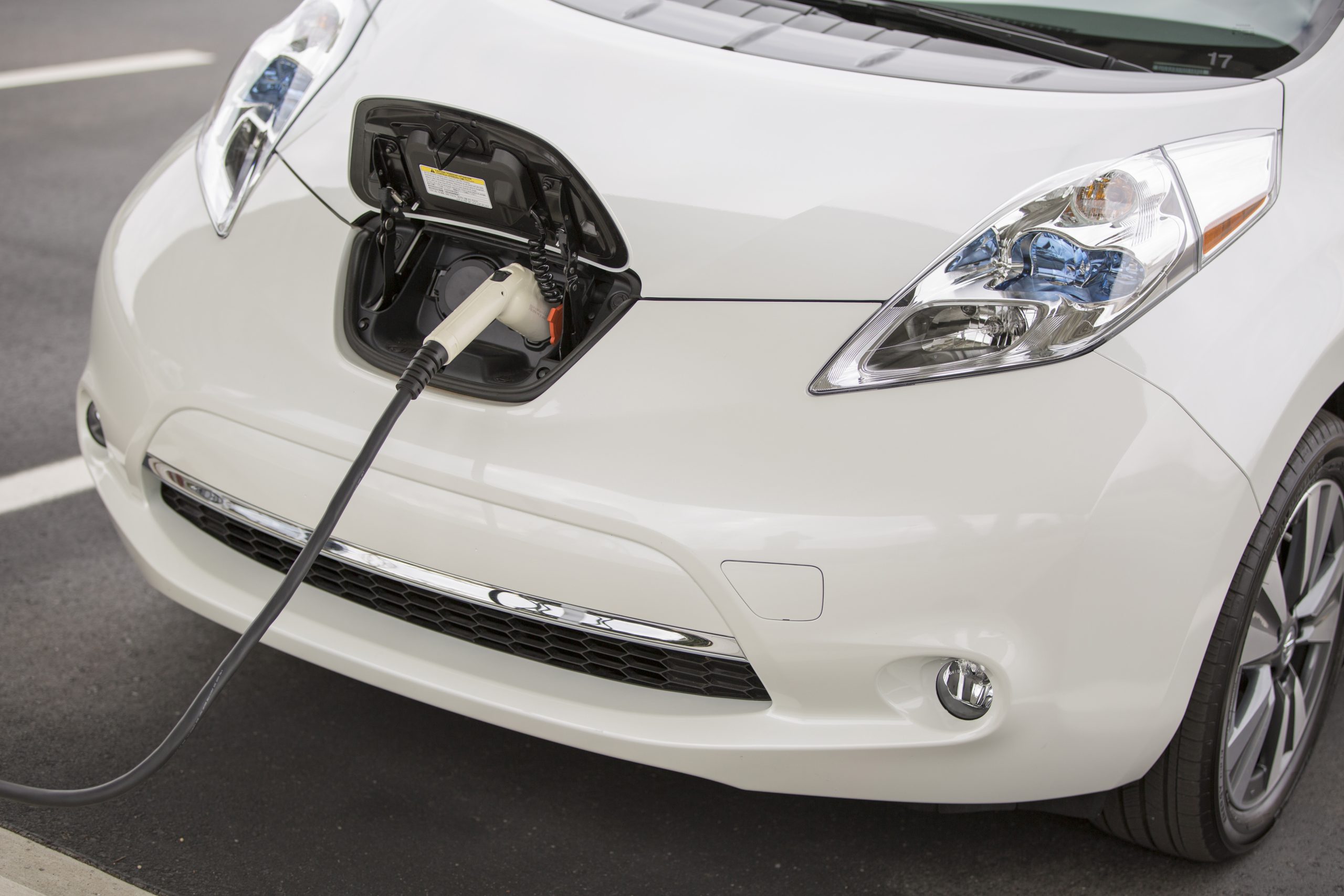 Nissan Leaf электромобиль зарядка