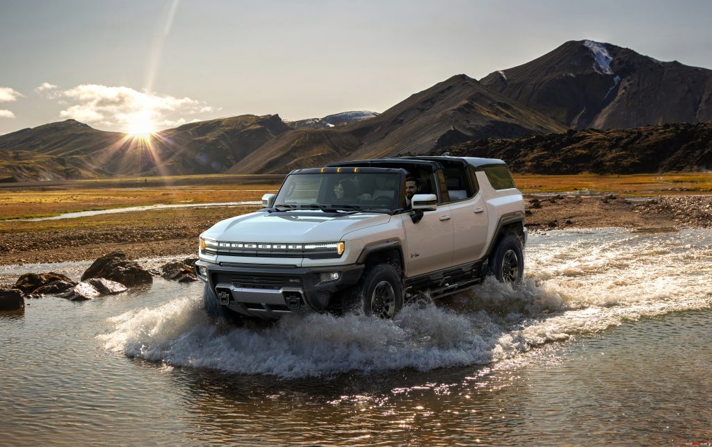 The GMC HUMMER EV SUV completes the HUMMER EV family and features a 126.7 inch wheelbase for tight proportions and a maneuverable body, providing remarkable on and off road capability.