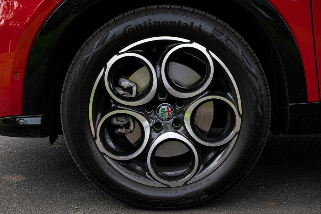 2023 Alfa Romeo Tonale Hybrid Ti 33